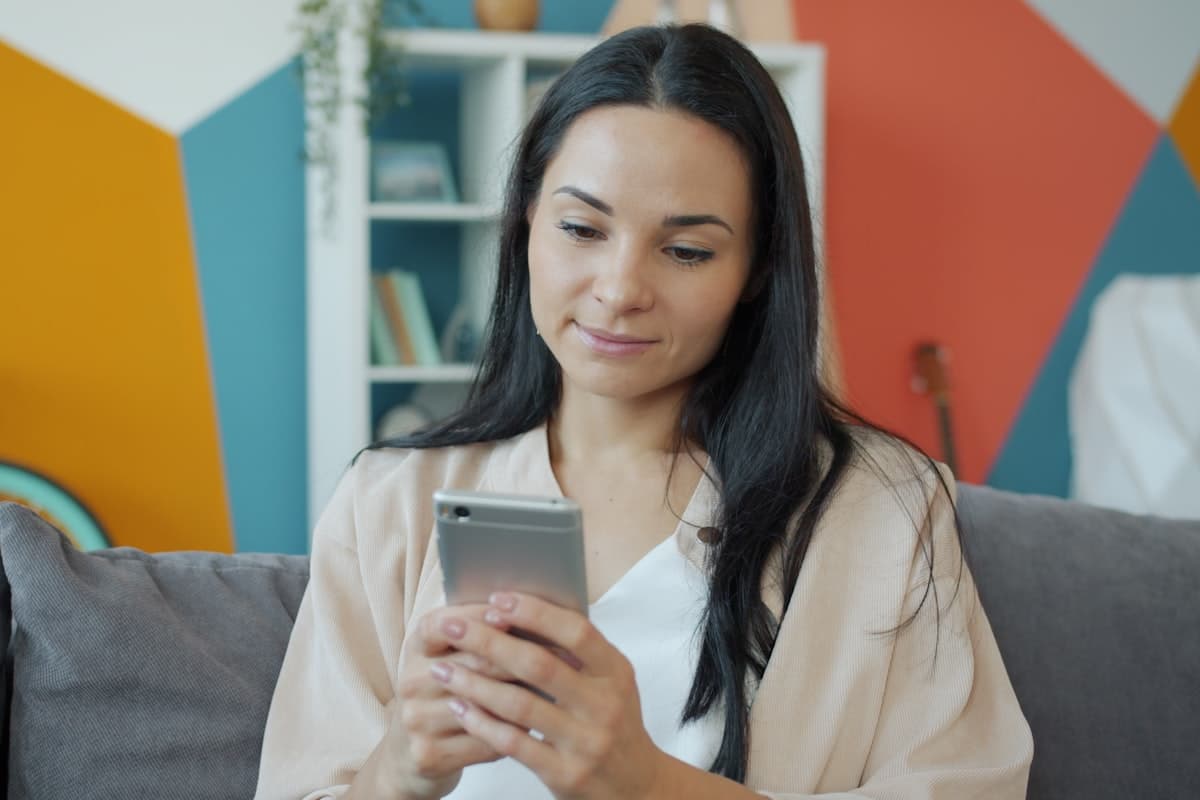 Femme organisant son rendez-vous d'échographie du 1er trimestre à domicile