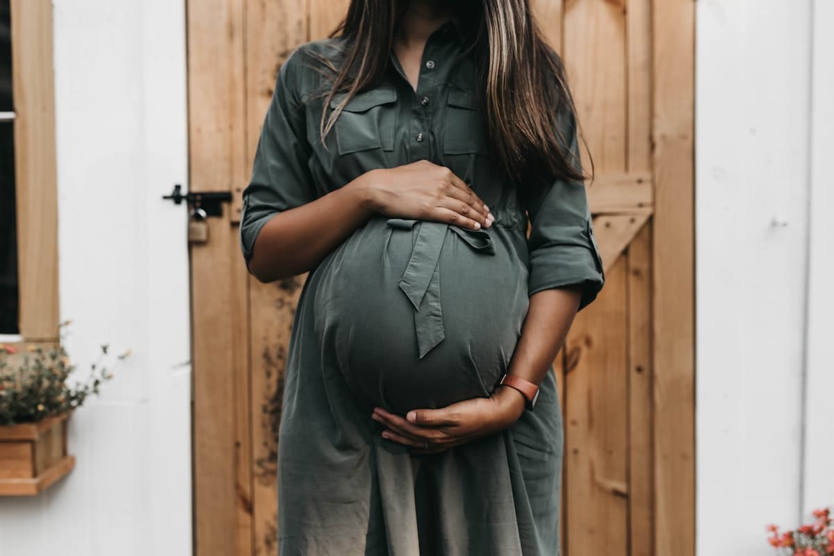 Femme enceinte au troisième trimestre avant son échographie de 32 semaines