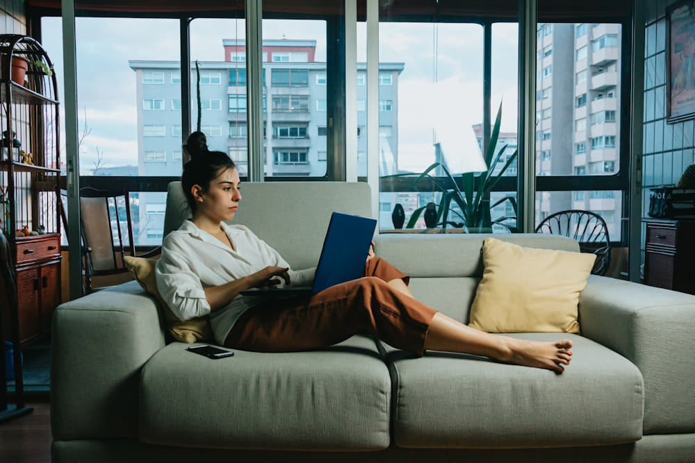 Femme s'informant chez elle sur l'échographie de datation précoce de grossesse