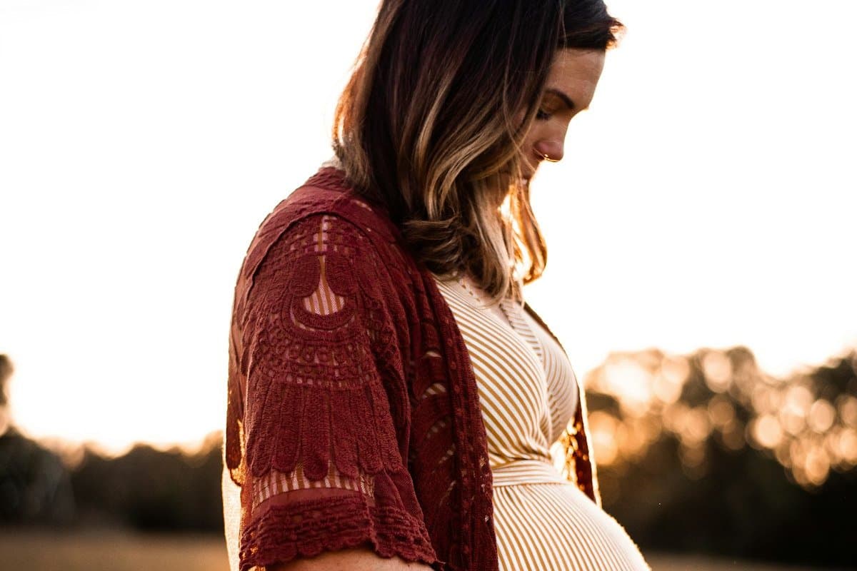 Femme enceinte au soleil, illustrant le suivi par échographie de grossesse gémellaire