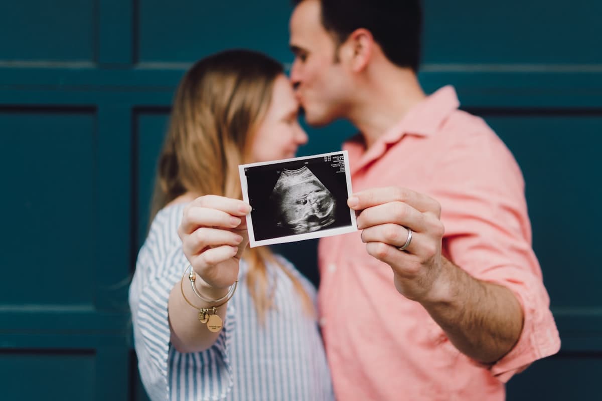 Couple découvrant le cliché des échographies de la grossesse