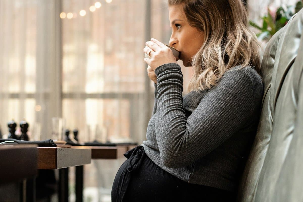 Mont d'or enceinte : future maman savourant une boisson chaude en hiver