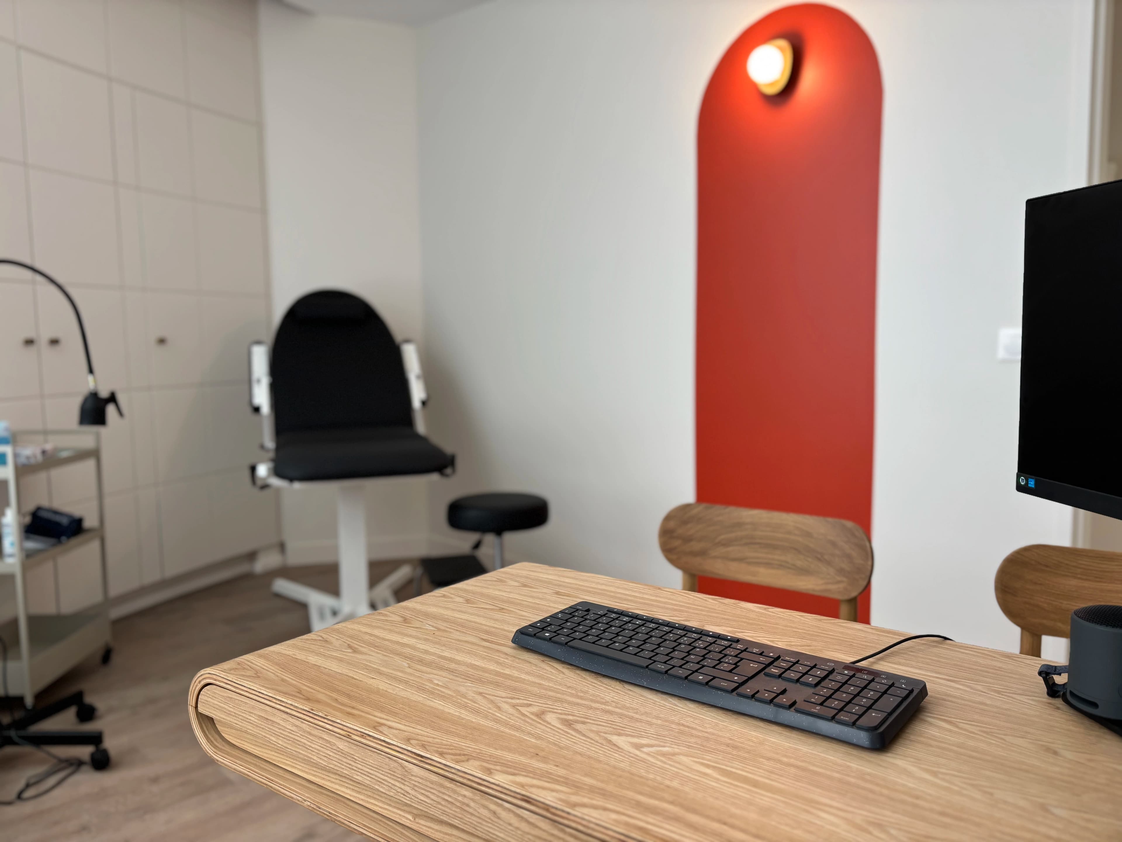 Cabinet médical aux couleurs apaisantes et mobilier neuf