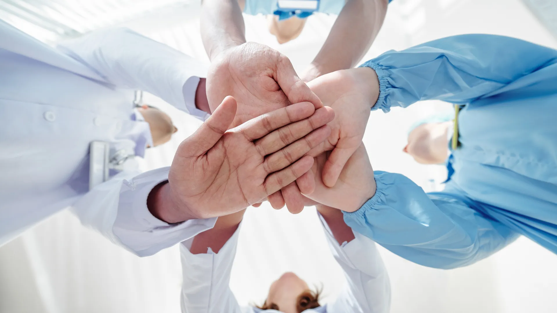 Équipe médicale mains jointes