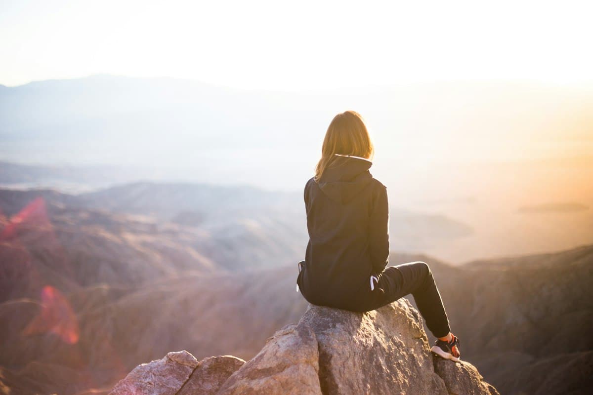 Femme sereine face au paysage, avant une échographie pelvienne