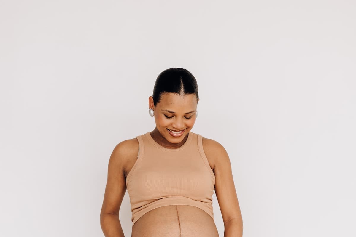 Femme enceinte sereine ayant anticipé son rendez-vous d'échographie de grossesse à Paris