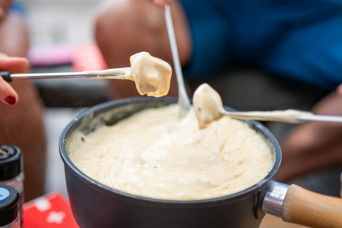 Fondue savoyarde partagée entre amis, repère pour manger fondue enceinte sereinement