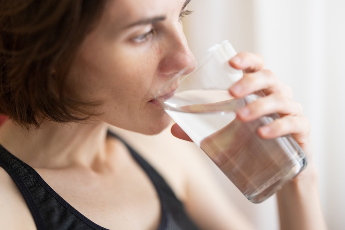 Femme s'hydratant pour limiter l'anxiété liée à la chaleur de l'été