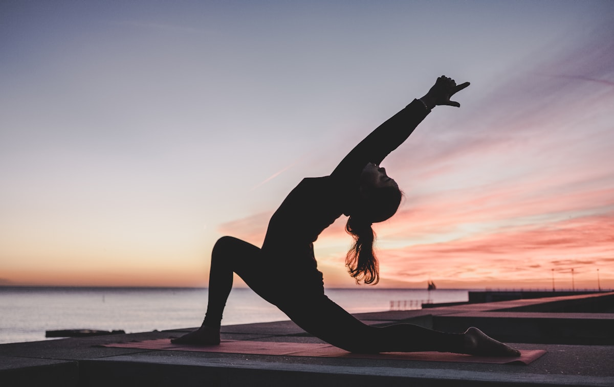 Femme pratiquant le yoga pour accompagner le retour du cycle naturel