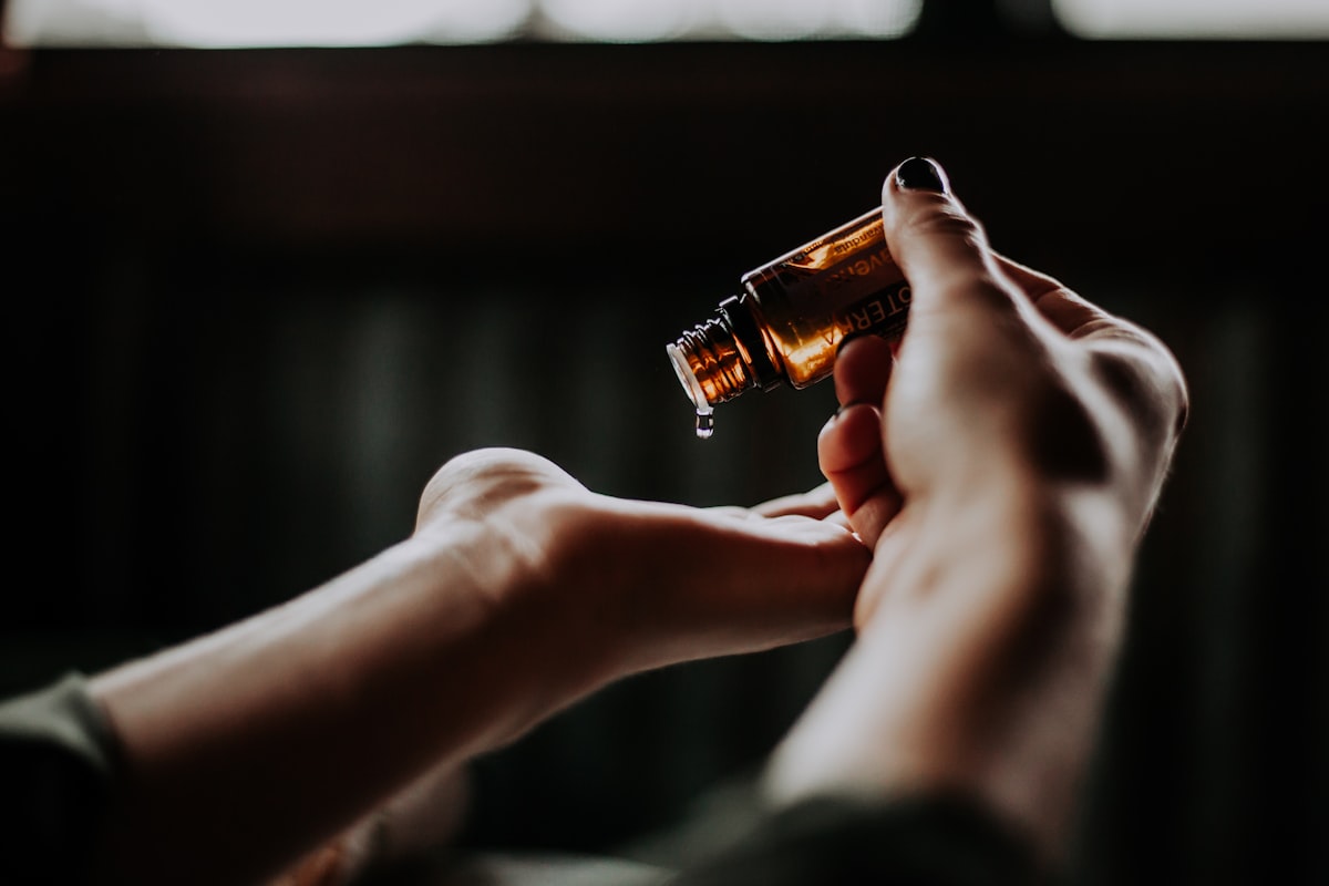 Femme prenant soin d'elle, reconnexion au corps et à ses sensations