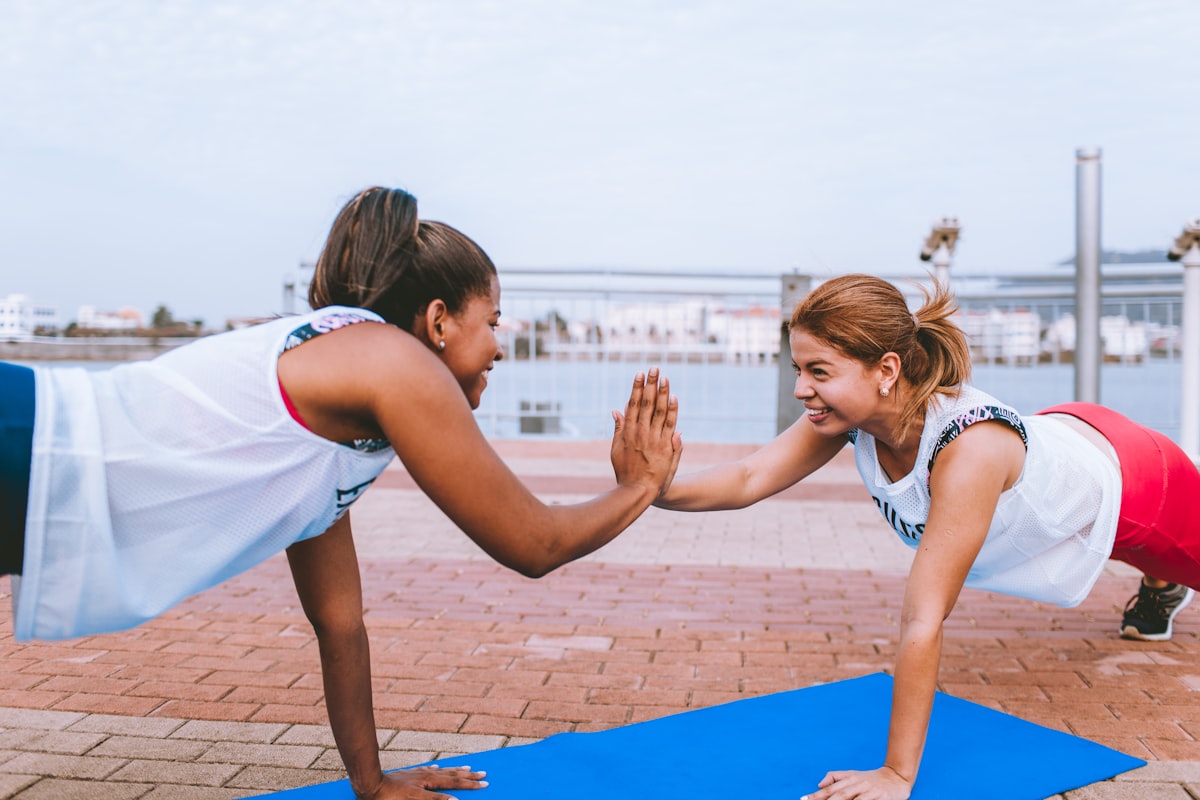Deux femmes souriantes pratiquant une activite physique douce pour le bien-etre digestif