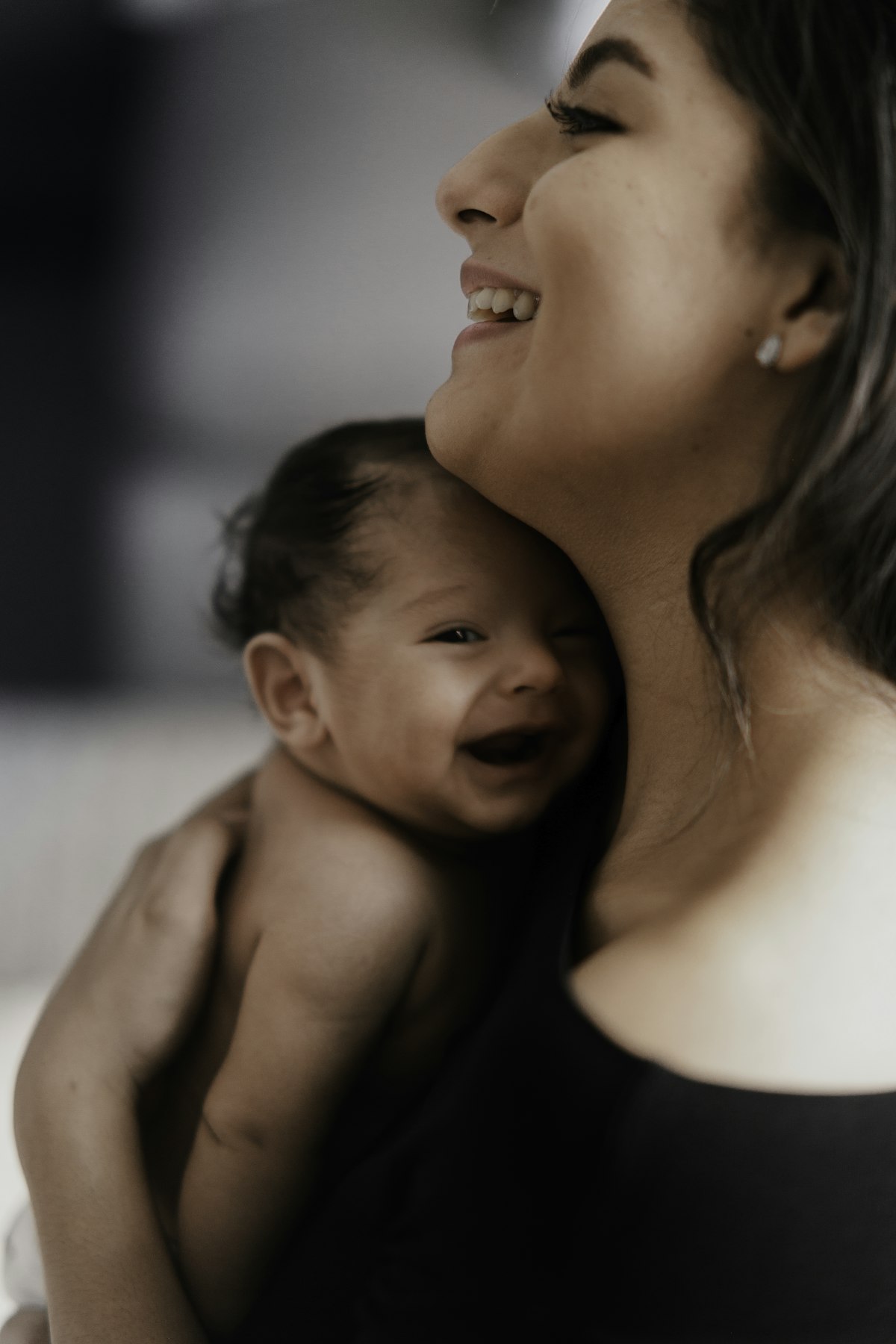 Maman réconfortant tendrement son bébé, bronchiolite du nourrisson