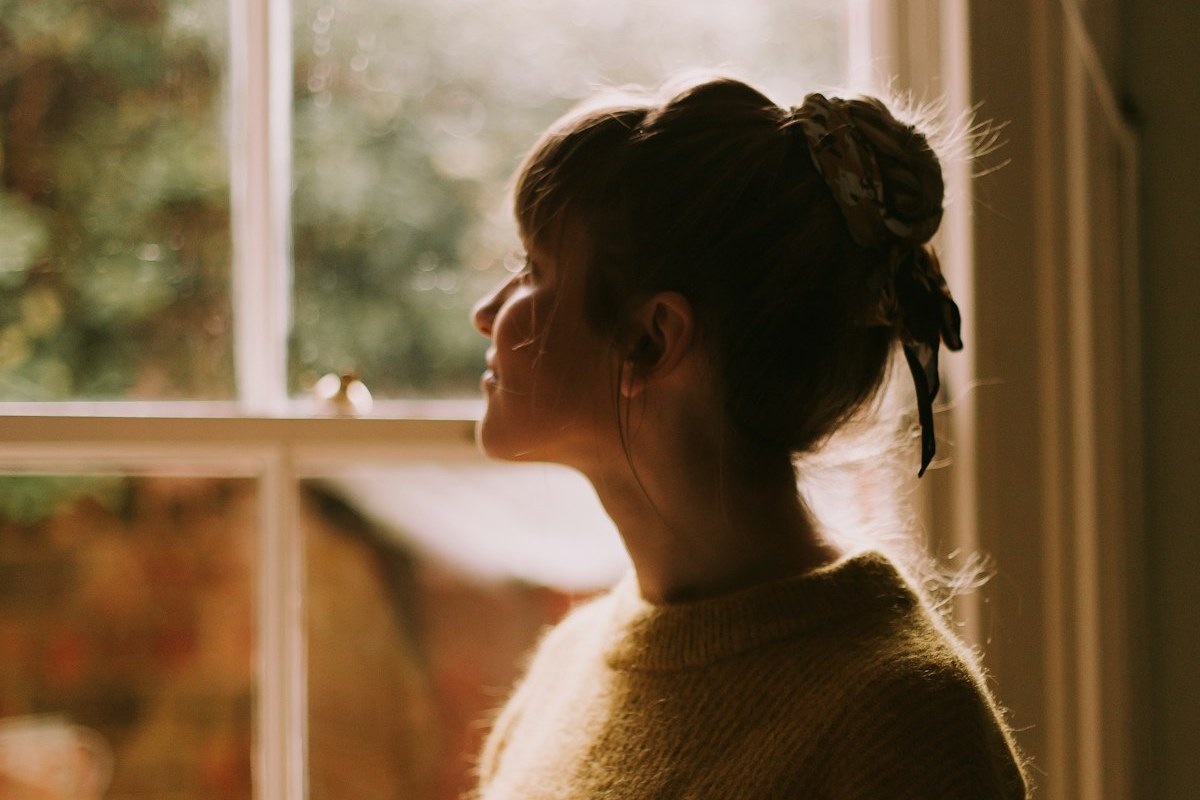 Parent prenant un moment de calme pour soi face au burn-out parental