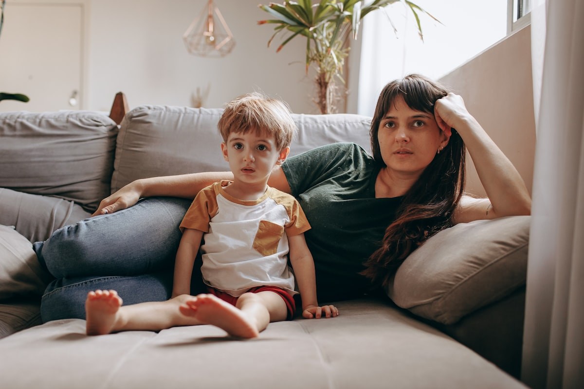 Parent et enfant renouant un lien tendre après un burn-out parental