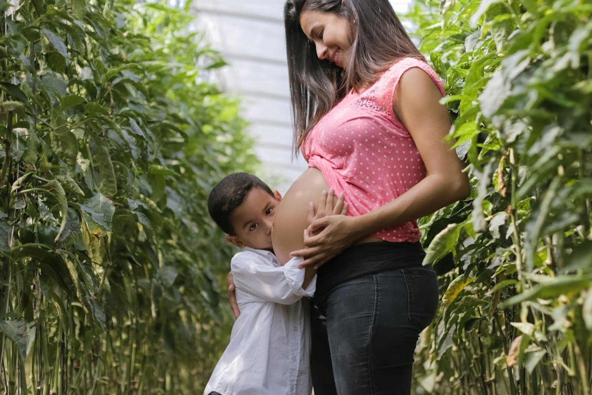Mère enceinte et son fils complices, au quotidien avec un col raccourci
