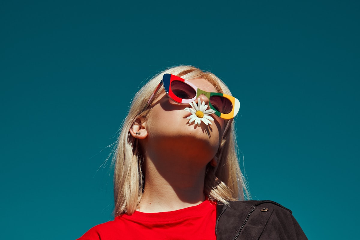 Jeune femme avec des lunettes de soleil en ete, protection contre les coups de soleil