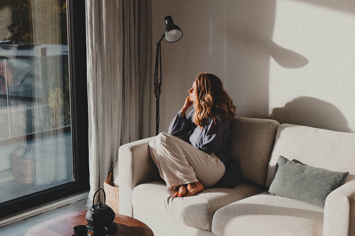 Femme pratiquant un exercice de concentration au calme chez elle le matin