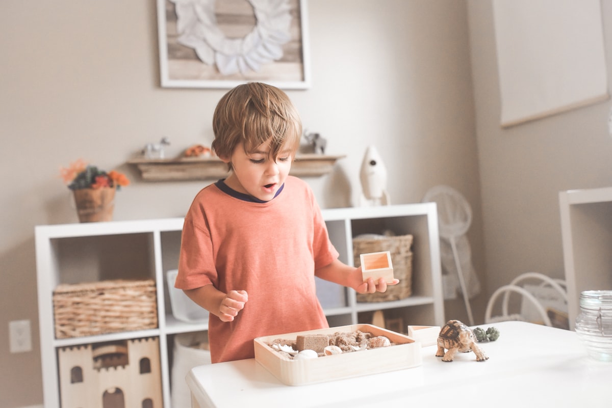Enfant exprimant ses émotions par le jeu, suivi psychologue pour enfant