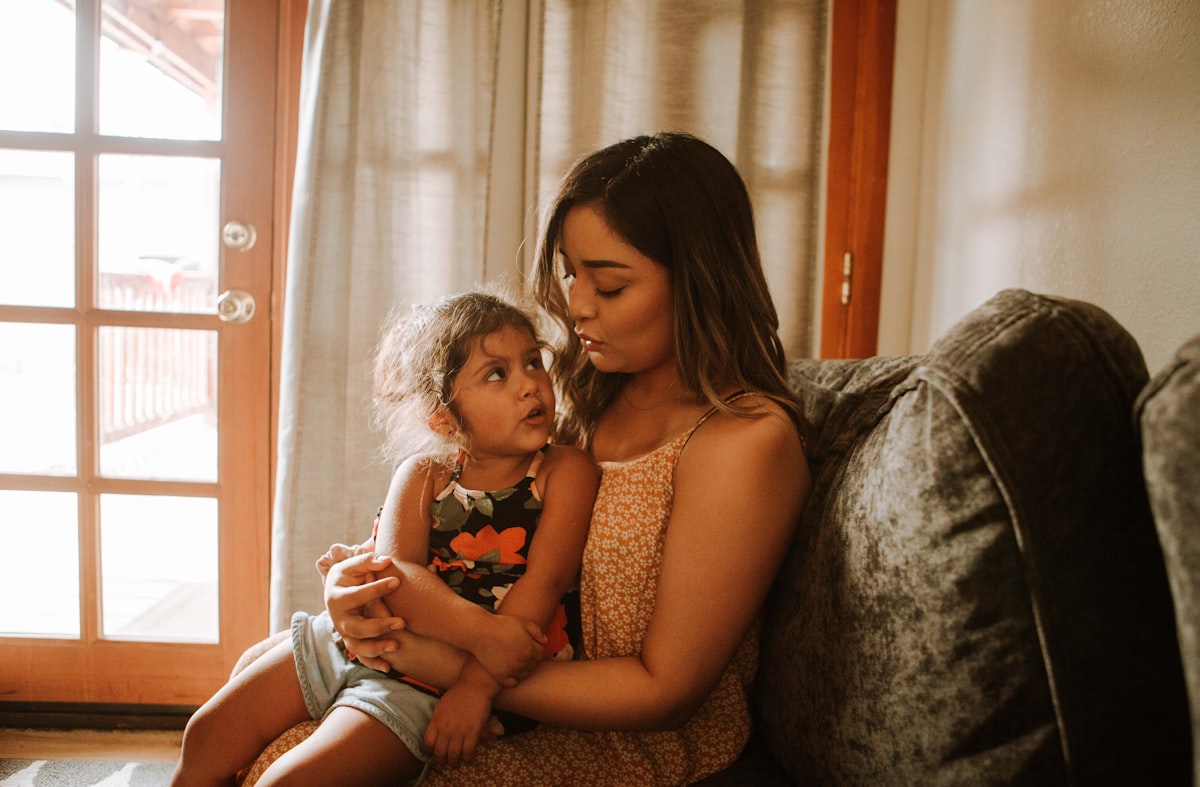 Parent réconfortant son enfant, accompagnement psychologue pour enfant