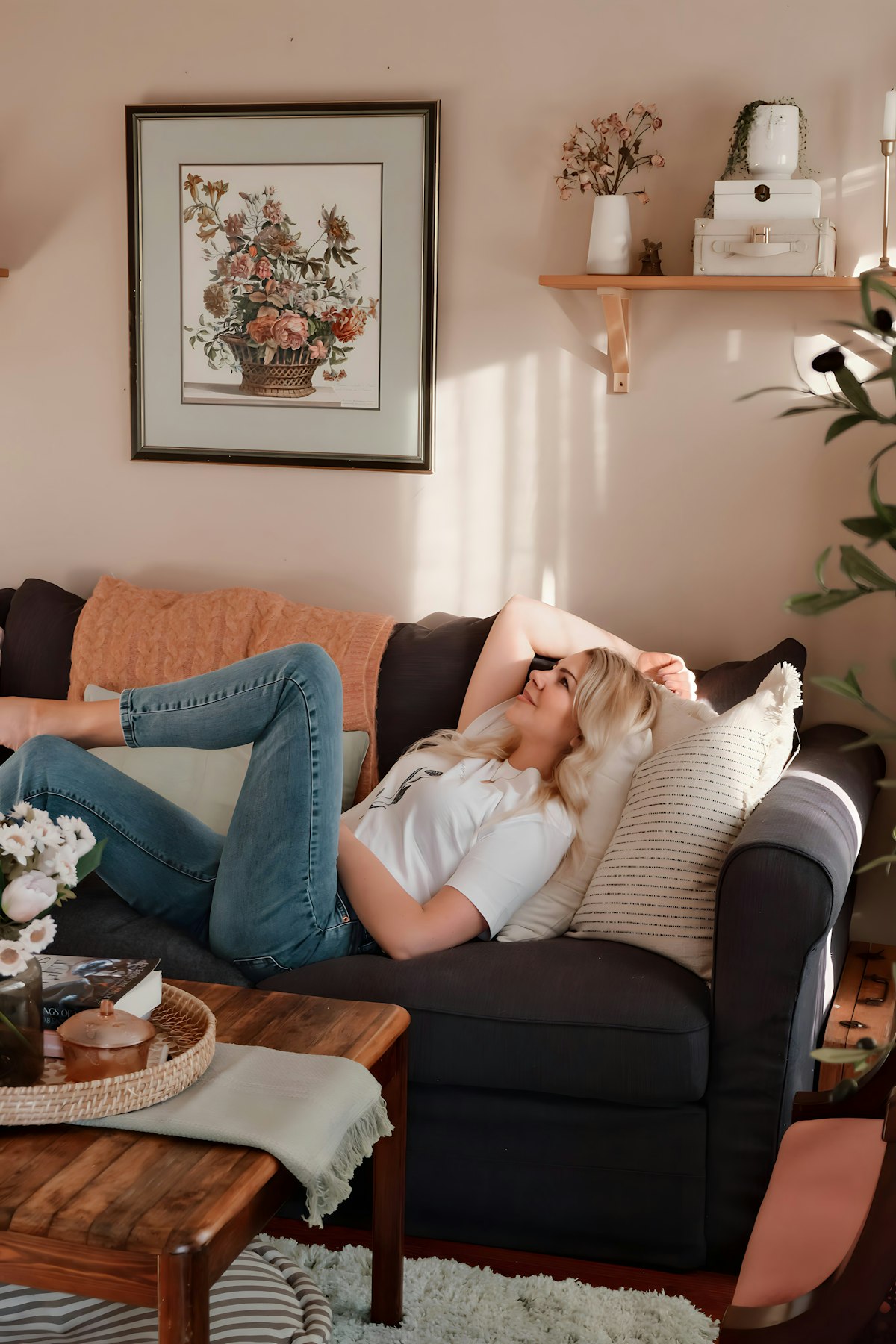 Femme se reposant au frais chez elle pendant les fortes chaleurs