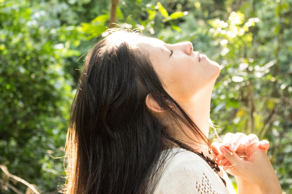Femme pratiquant une respiration apaisante pour calmer une crise d'angoisse