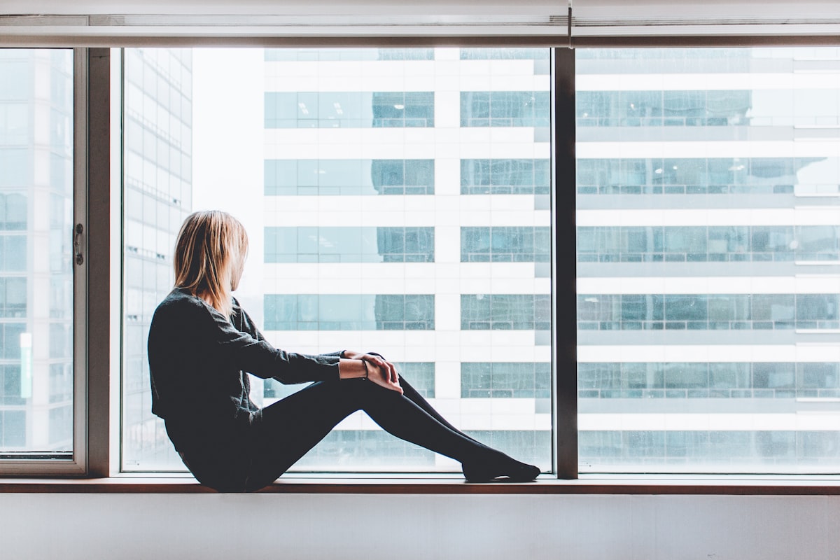 Femme en réflexion face à une crise de la quarantaine