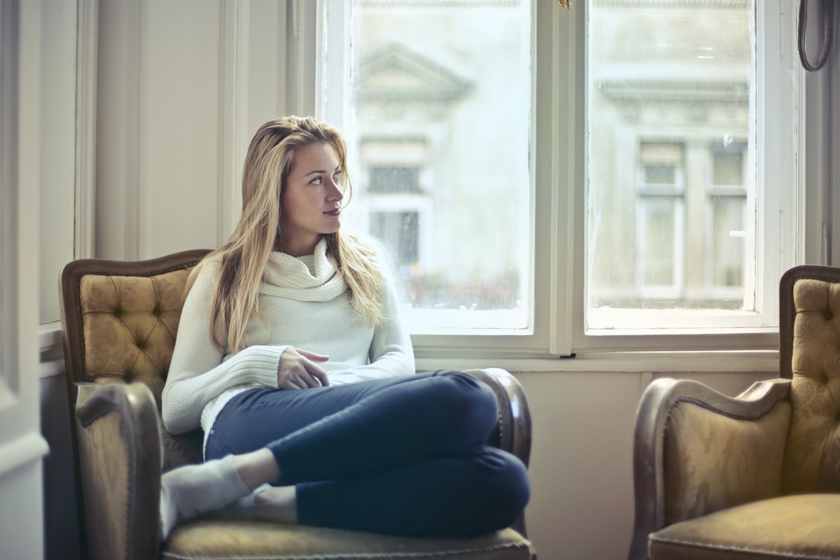 Femme sereine faisant le point pendant sa crise de la quarantaine