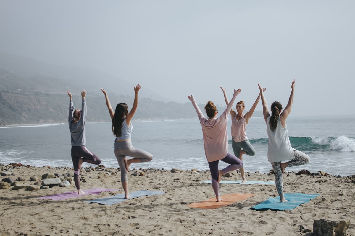 Groupe de femmes pratiquant le yoga en plein air pour leur bien-être