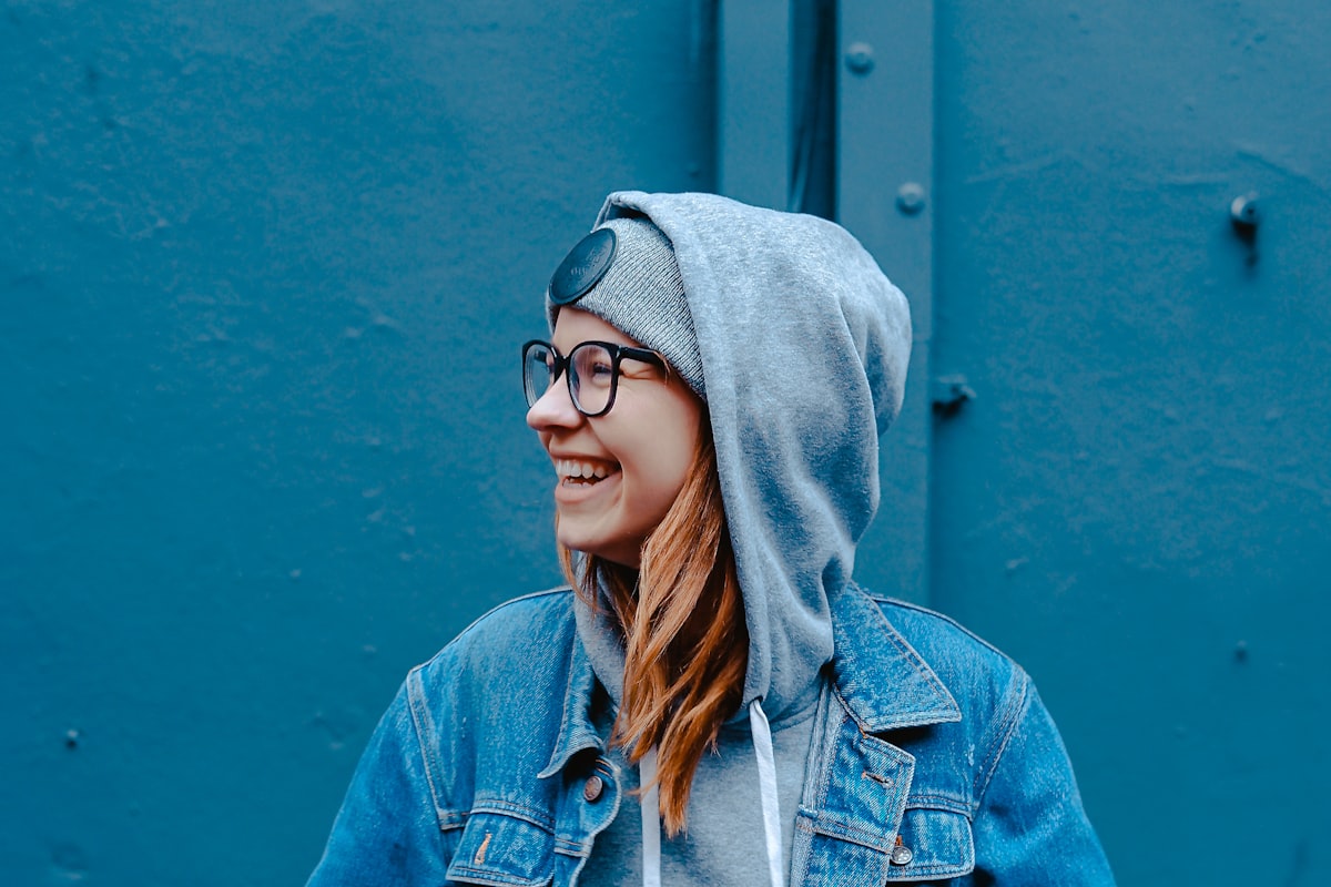 Jeune femme souriante au quotidien, accompagnement de la dépression