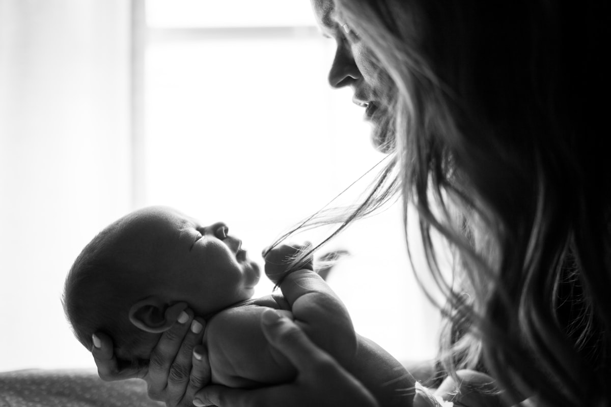 Mère apaisée tenant son bébé, distinguer baby blues et dépression post-partum