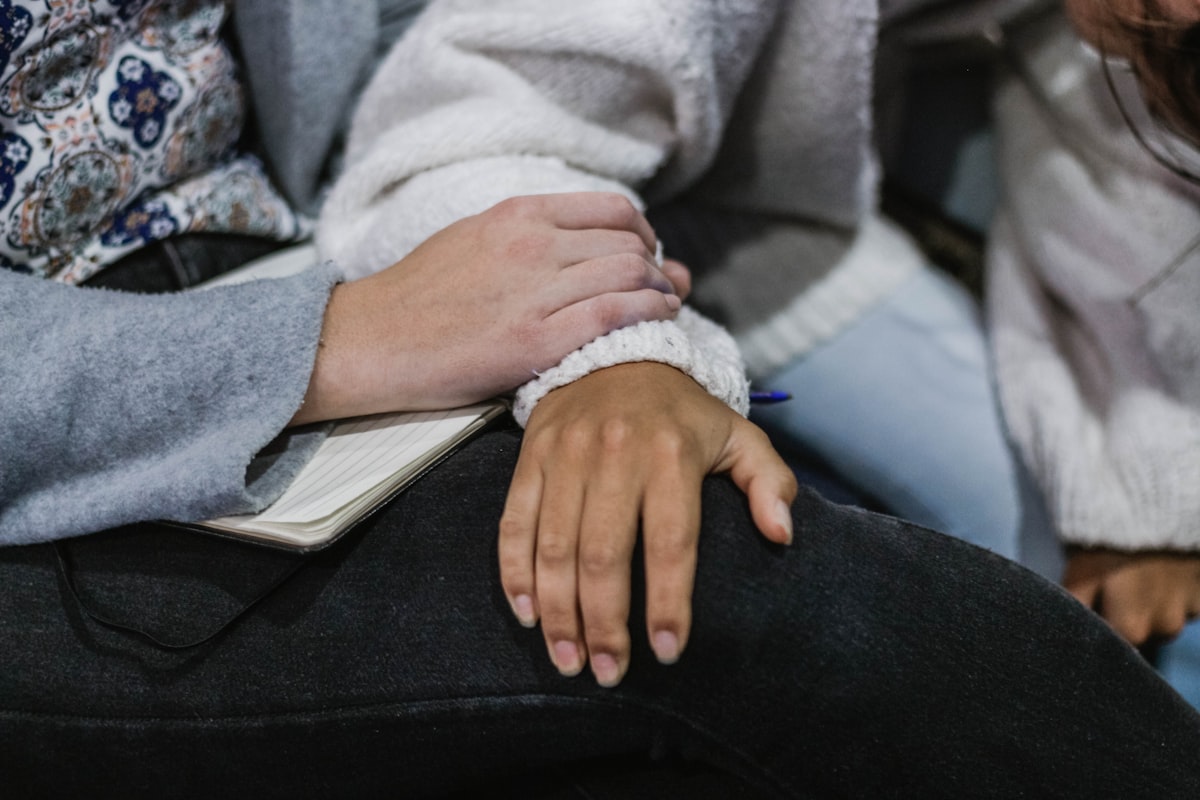 Femme accompagnée lors d'un échange bienveillant, dépression post-partum
