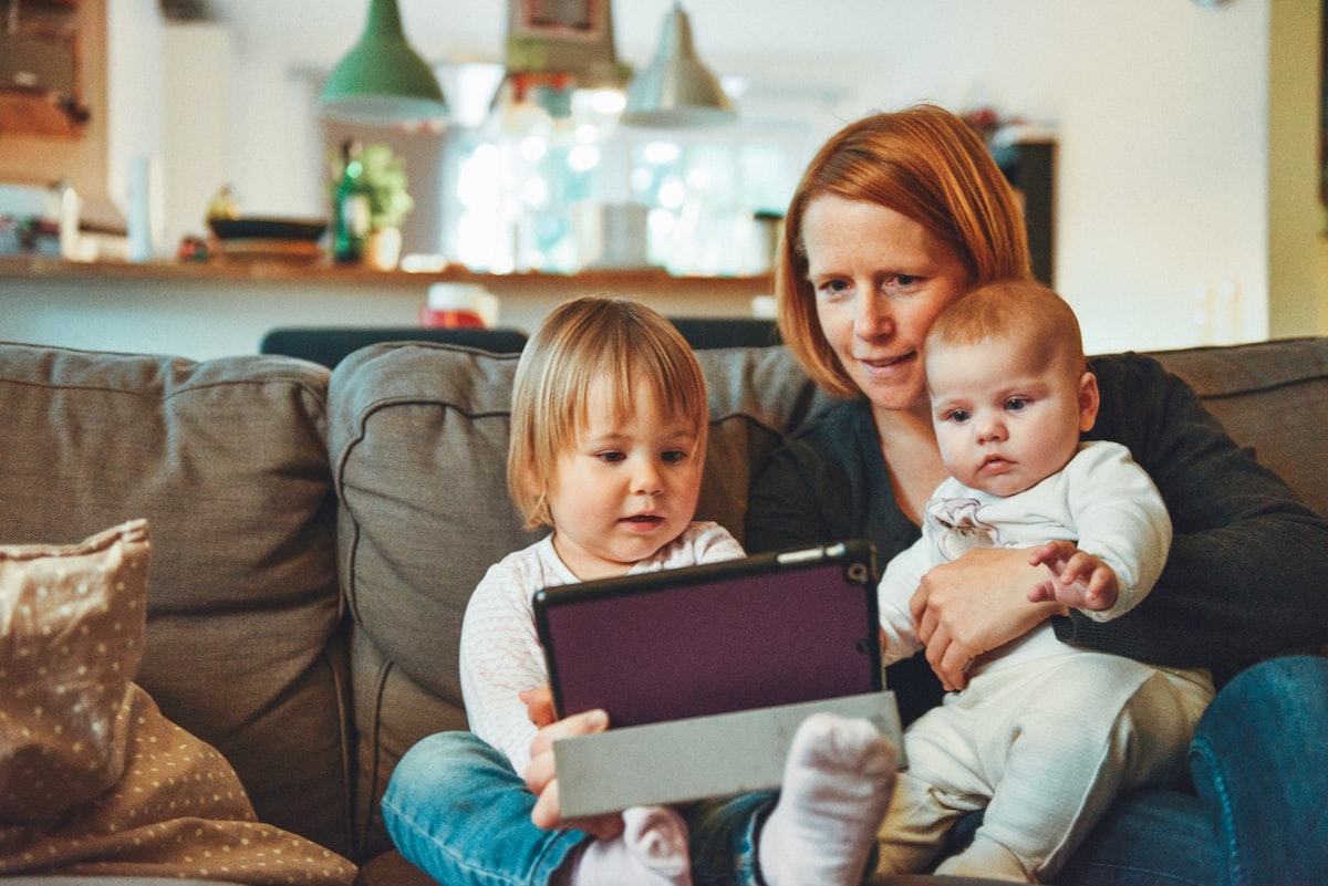 Jeune maman à la maison avec ses enfants après la grossesse