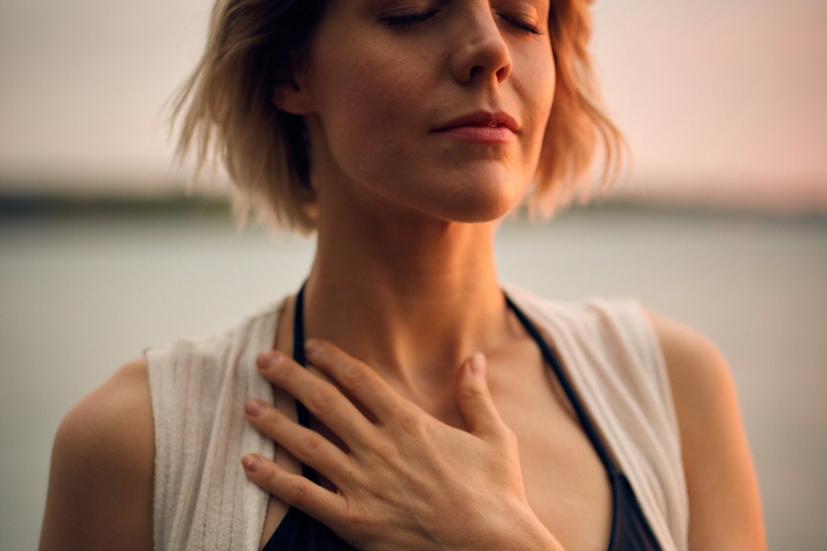 Femme au calme respirant profondément pour soulager le haut du dos
