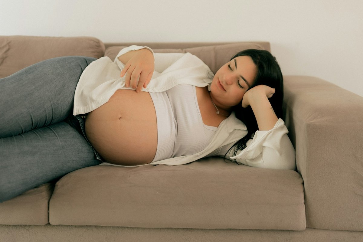 Femme enceinte allongée sur le côté pour soulager une douleur ligamentaire de grossesse