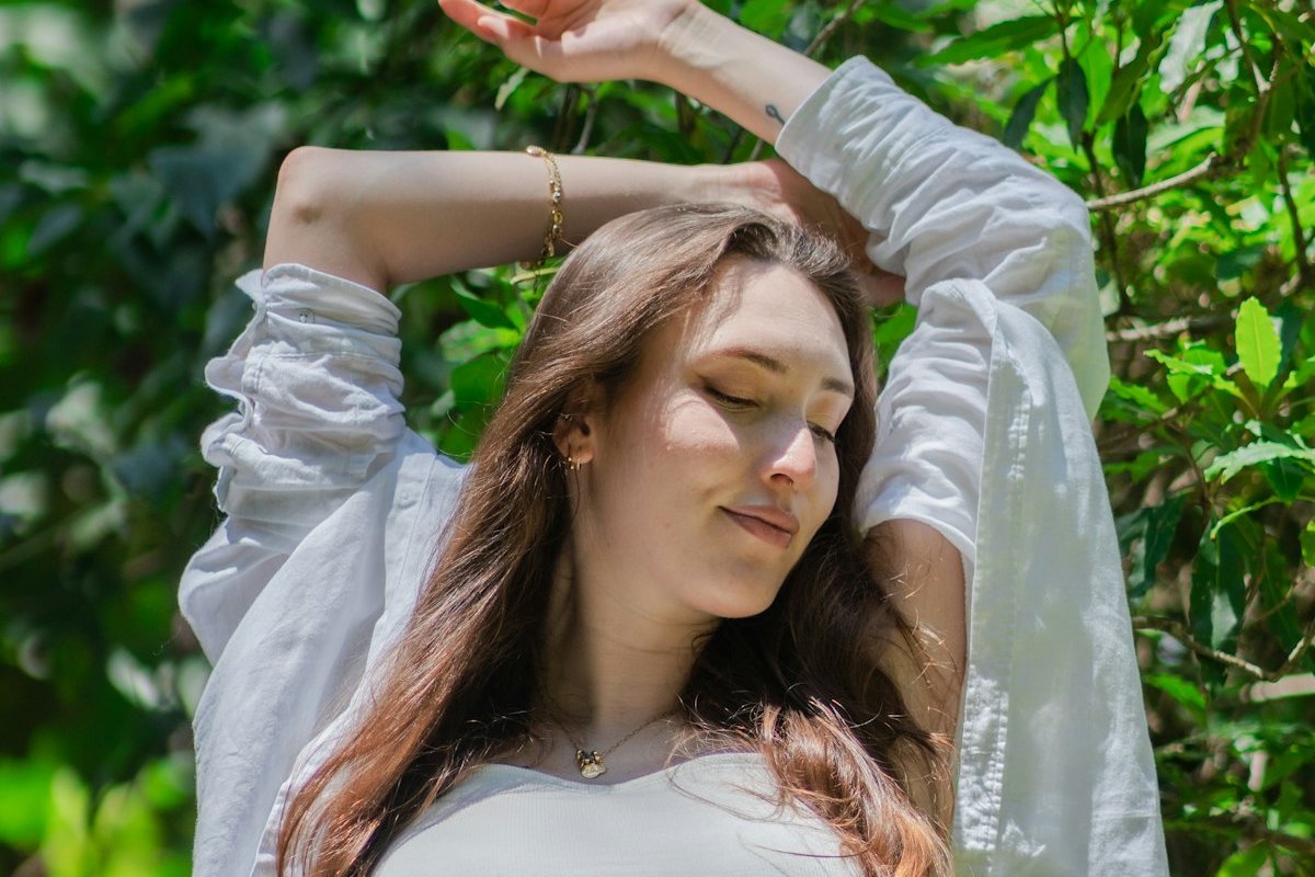 Femme enceinte s'étirant en plein air, bien-être et soulagement de la douleur au pubis pendant la grossesse