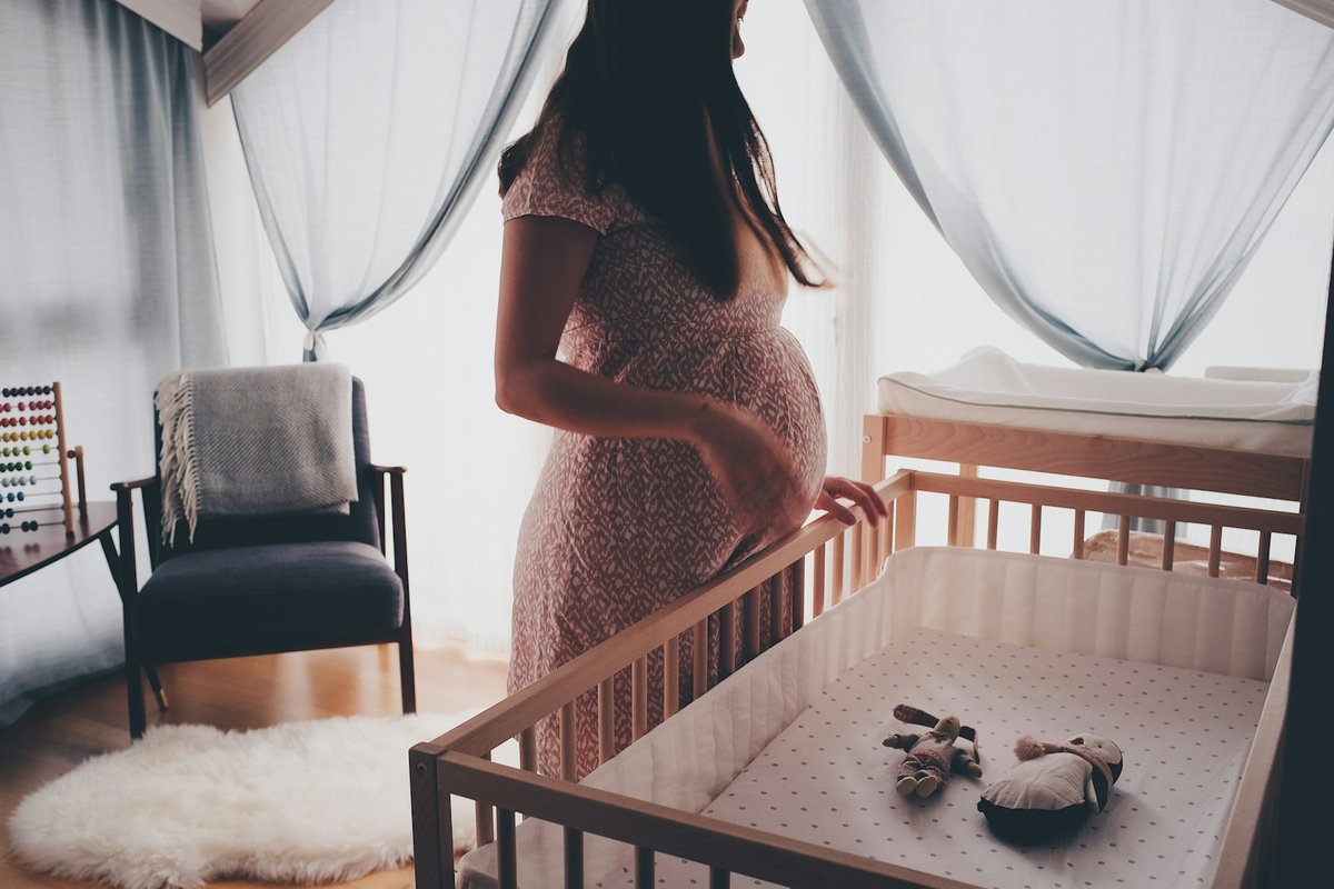 Femme enceinte au 3e trimestre, période où apparaît souvent la douleur sous les côtes