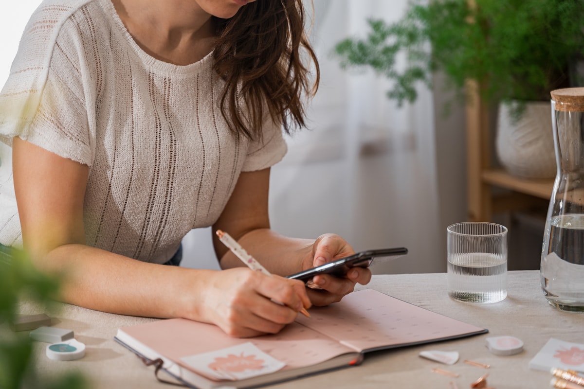Femme notant la date de son échographie du 1er trimestre dans son agenda