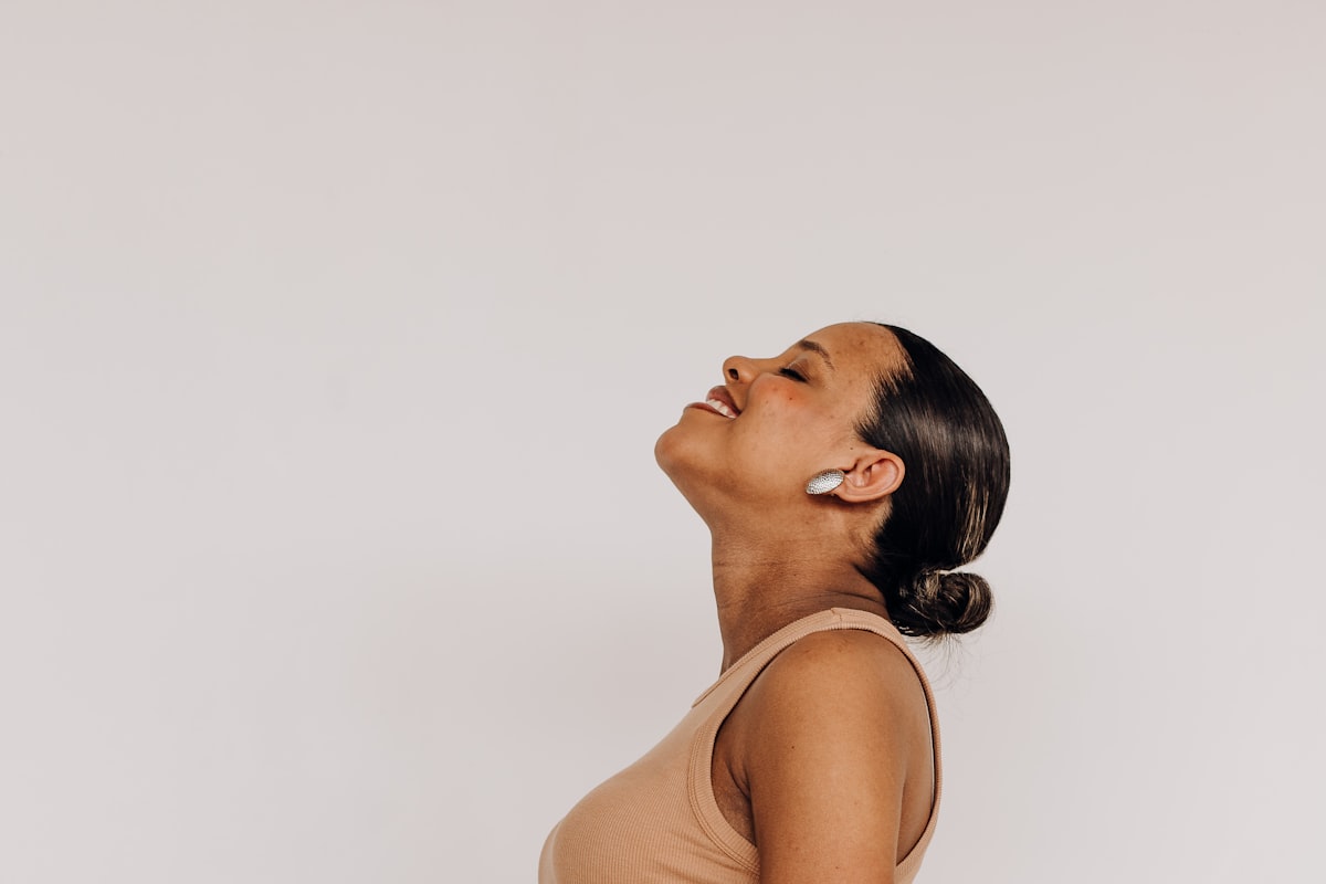 Femme sereine avant son échographie du 3e trimestre, lumière naturelle