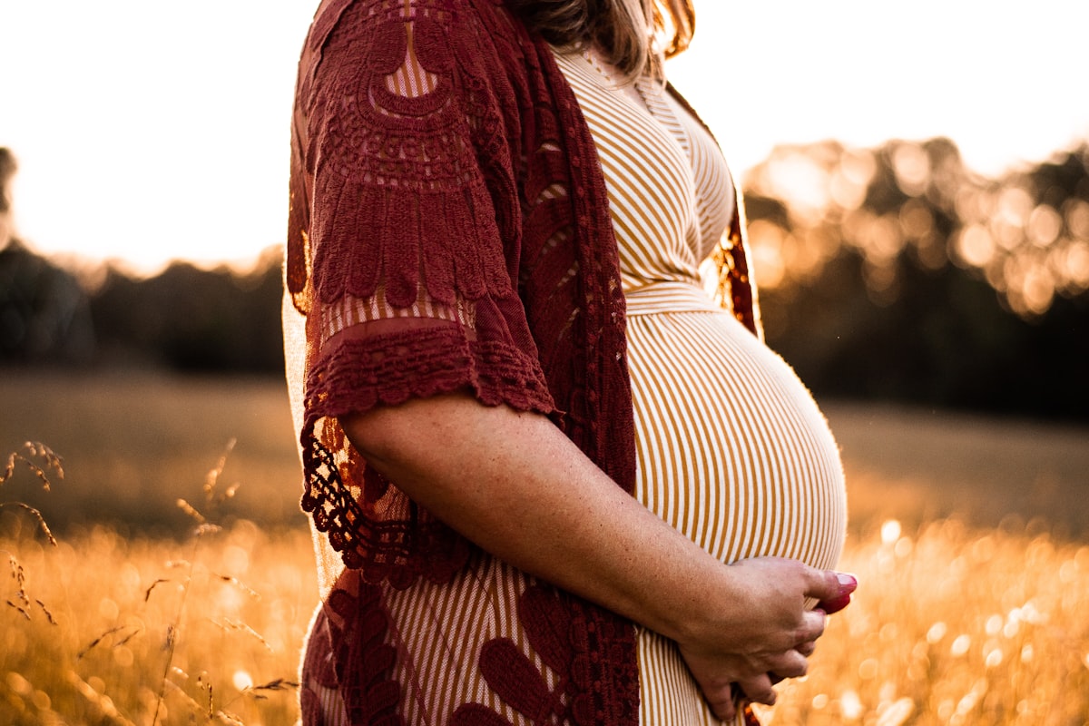 Femme enceinte au troisième trimestre en extérieur après son échographie