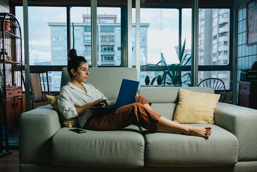 Femme s'informant chez elle sur l'échographie de datation précoce de grossesse