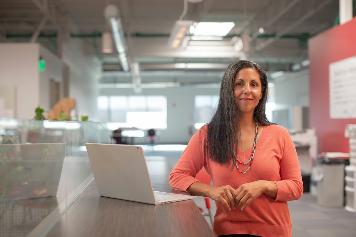 Femme confiante au travail, suivi gynécologique et échographie mammaire