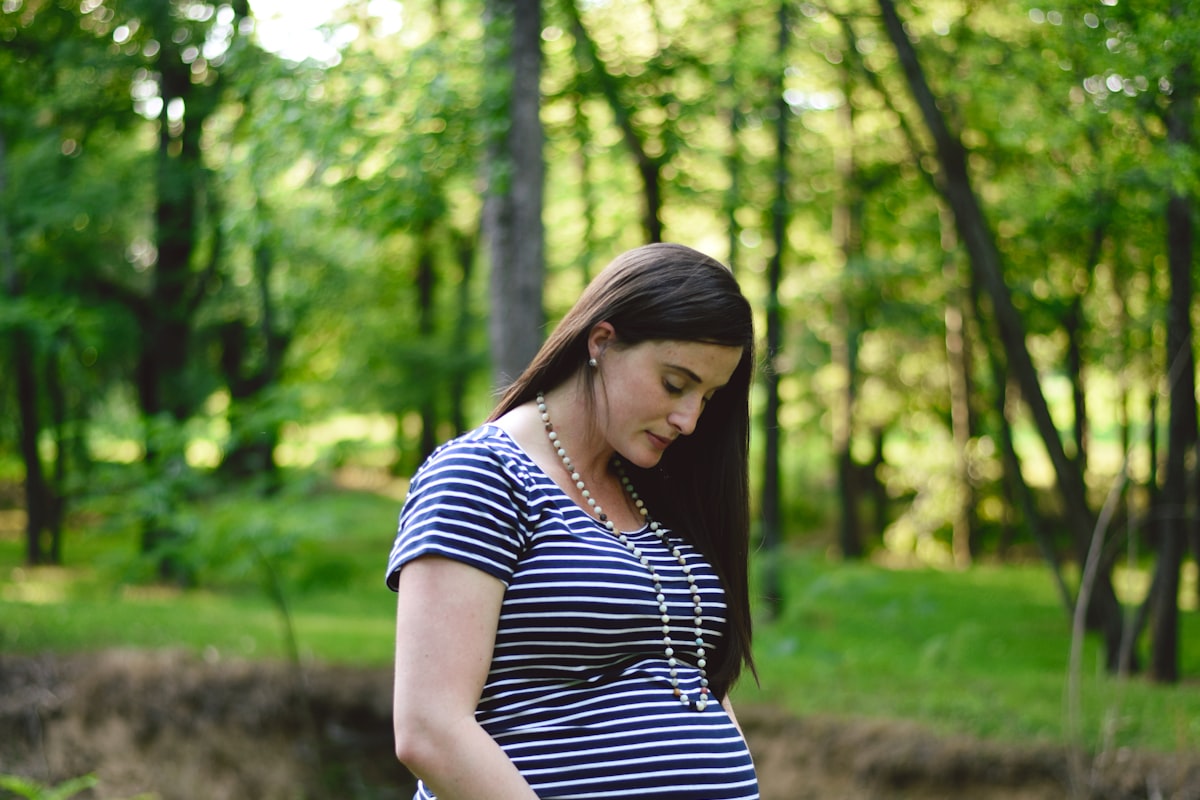 Femme enceinte en promenade pendant le suivi de grossesse et l'échographie morphologique