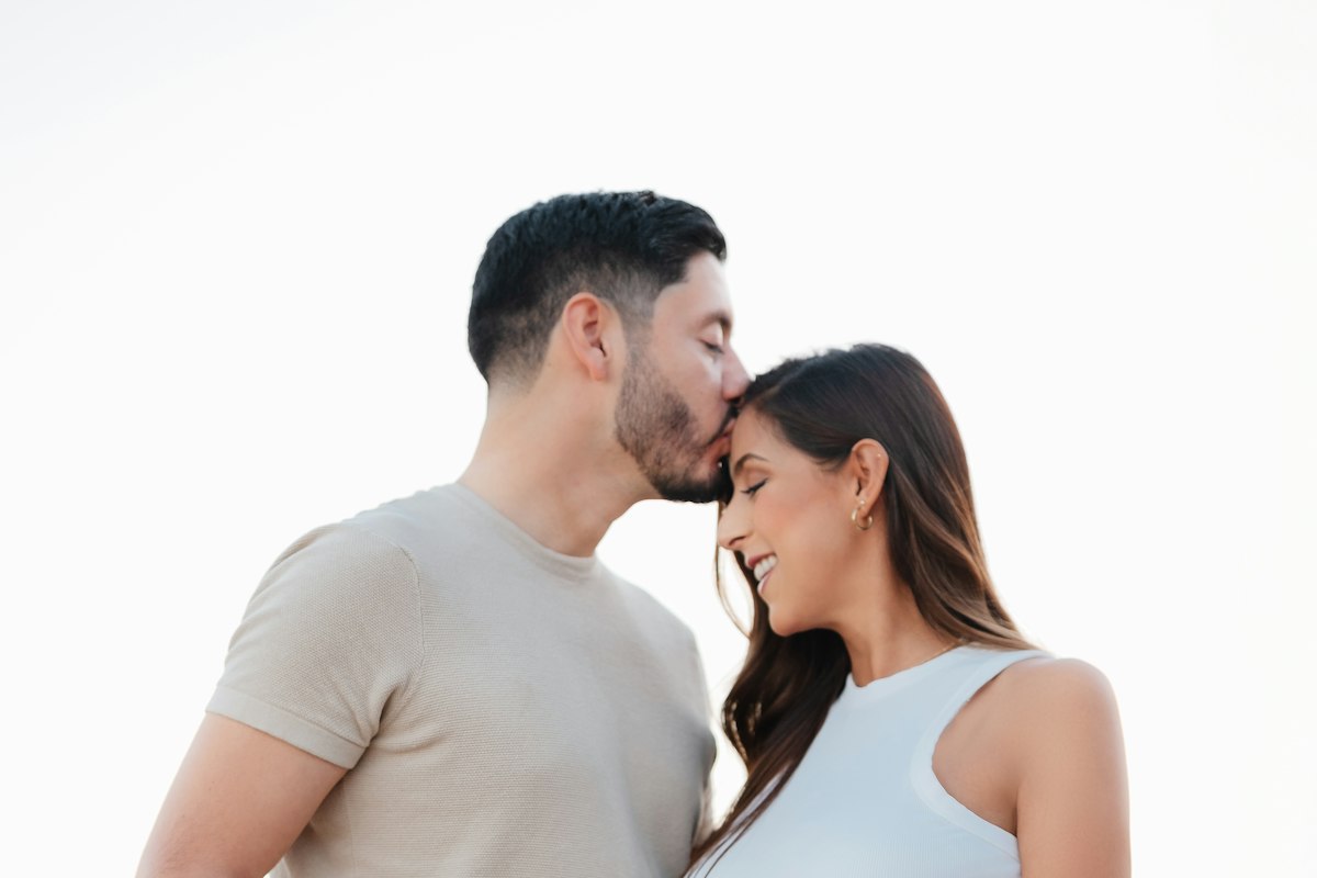 Couple tendre et complice, entretien prénatal précoce vécu à deux