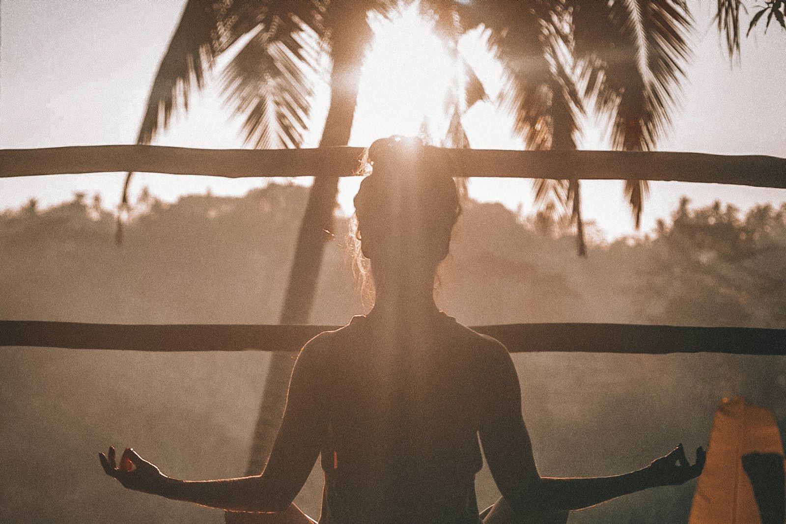 Femme en méditation au coucher du soleil, apaisement et estime de soi