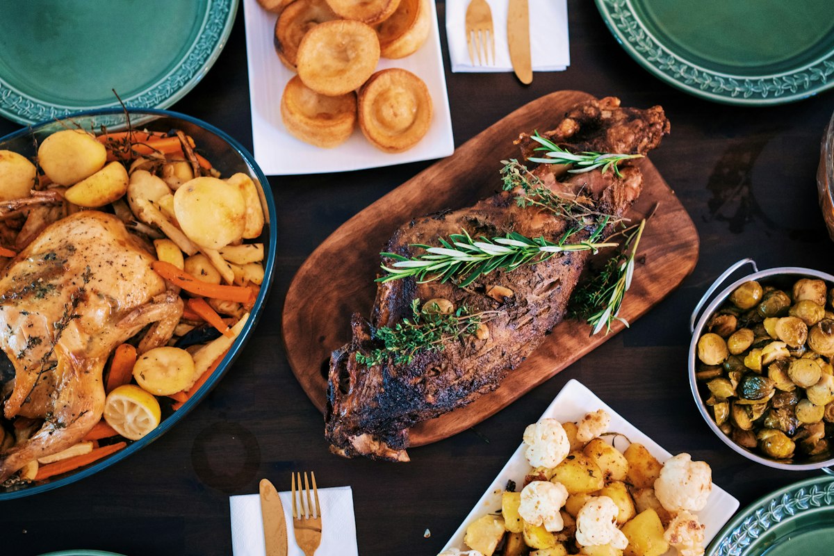 Table de fêtes avec plats chauds bien cuits, alternative au foie gras enceinte