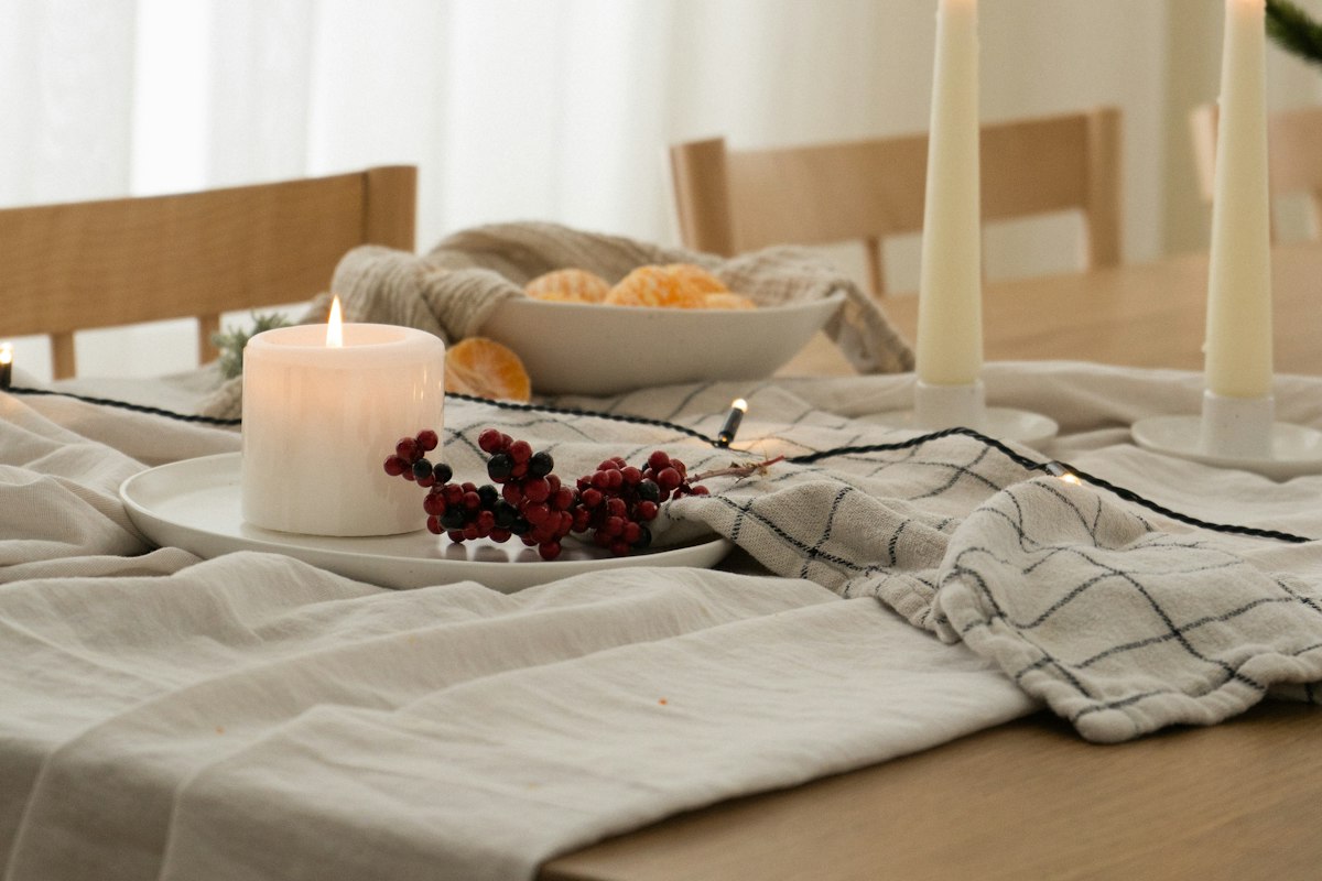 Table de fêtes apaisante avec bougies et clémentines, repas de Noël enceinte serein