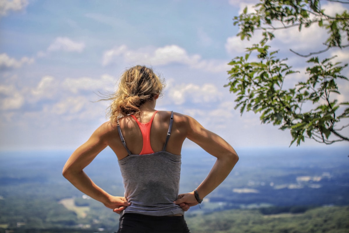 Femme sereine en pleine nature, préparation mentale et gestion du stress