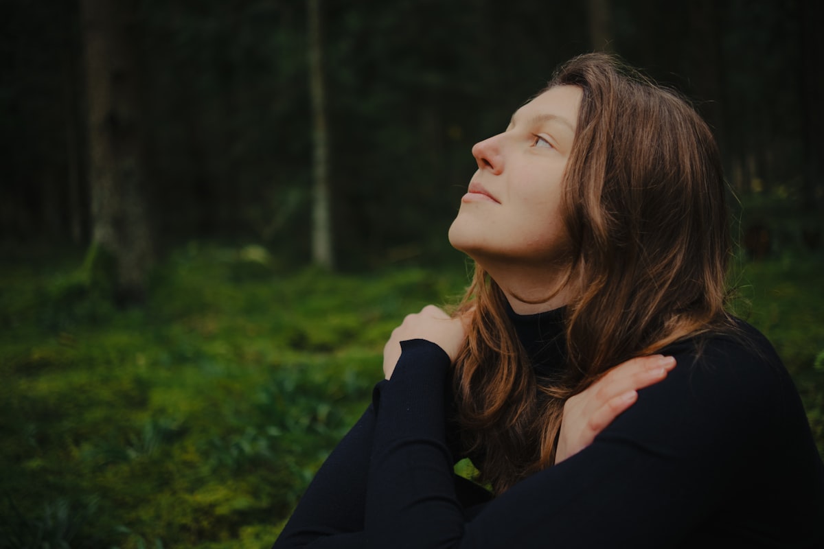 Femme pensive en forêt, accompagnement psychologique face à l'infertilité et au parcours PMA