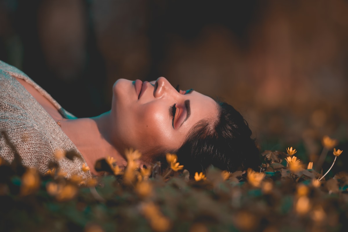 Femme apaisée retrouvant un sommeil serein grâce à l'approche psychologique de l'insomnie