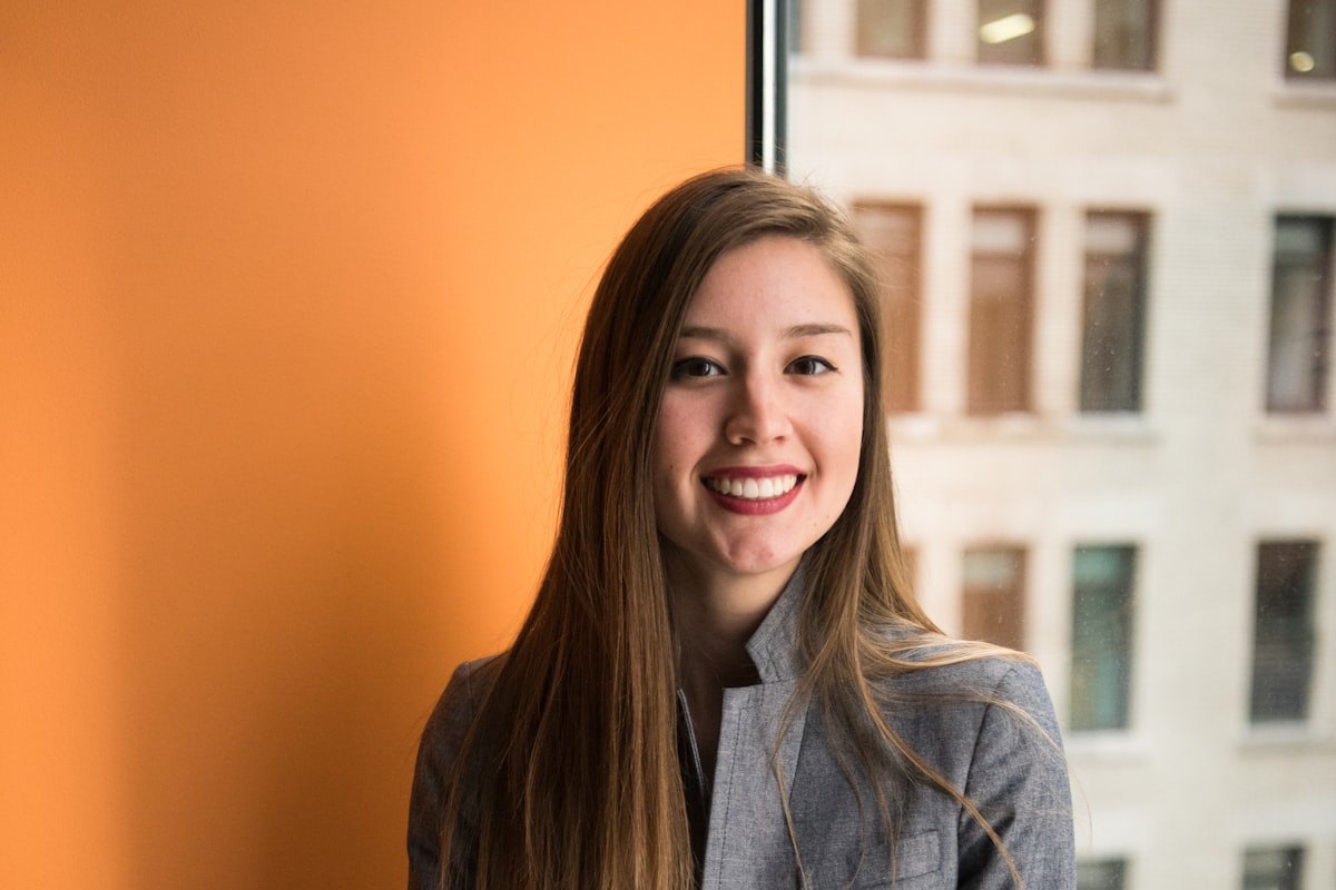 Femme souriante au travail, intelligence émotionnelle au quotidien